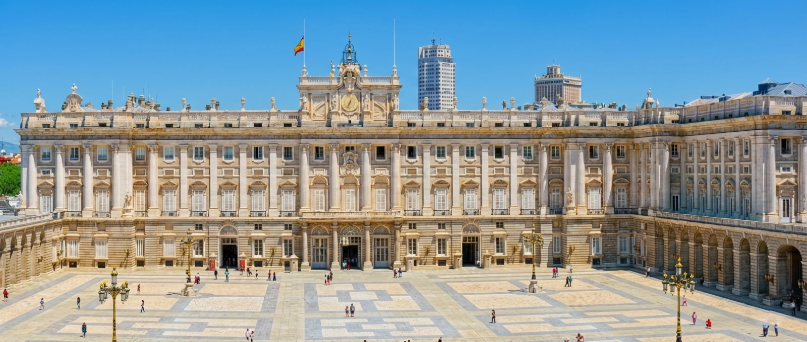 Palacio con una gran plaza frontal y un cielo despejado.