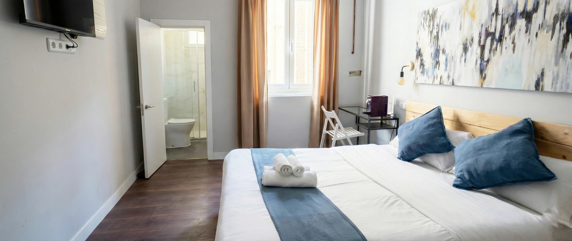 Habitaci&oacute;n moderna con cama doble y ba&ntilde;o privado.