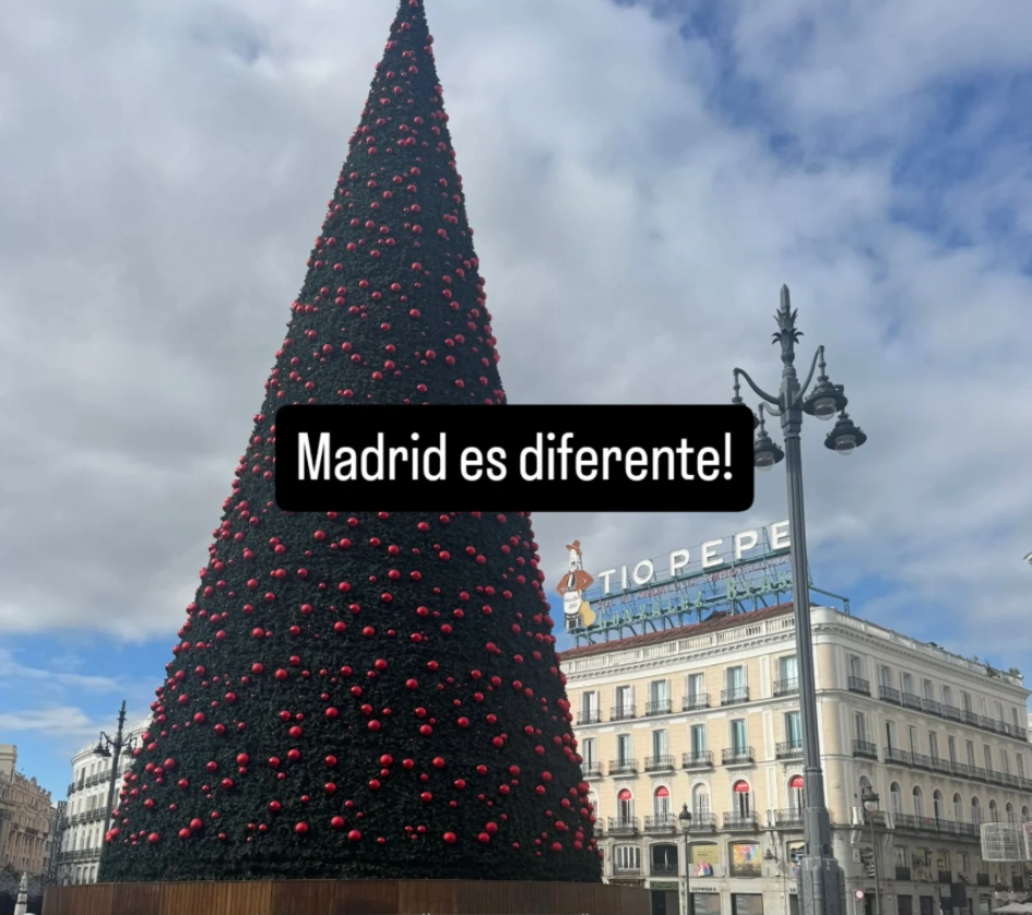 &Aacute;rbol navide&ntilde;o gigante en Madrid con cielo nublado y texto superpuesto.