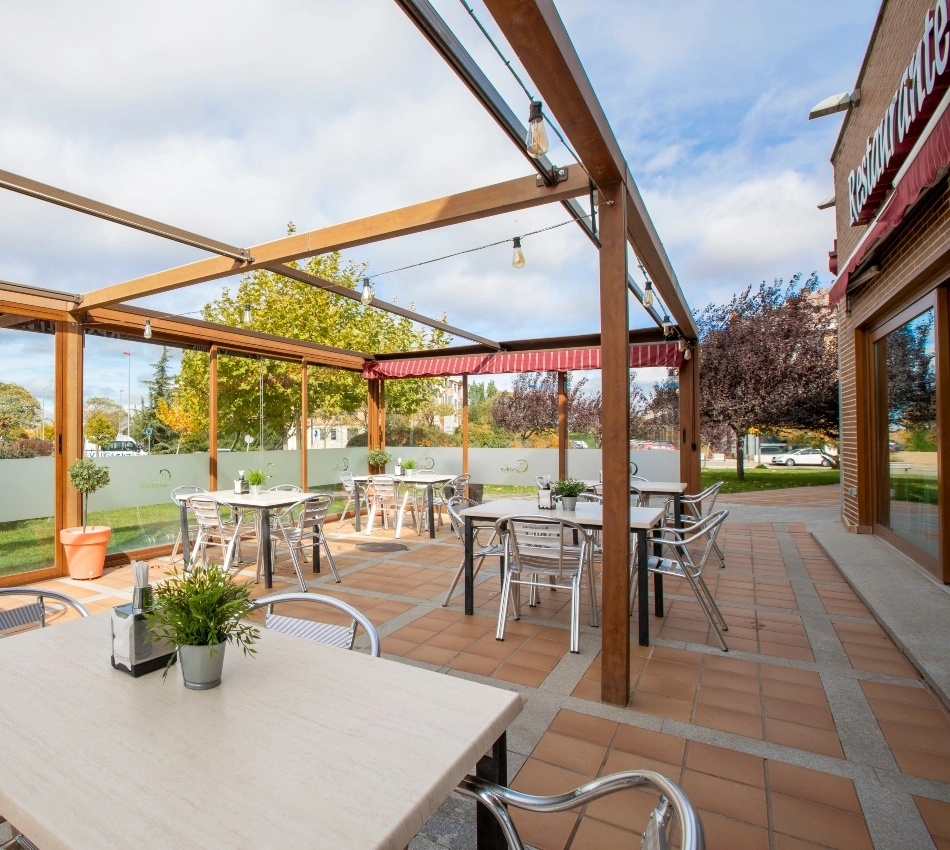 Cafeteria al aire libre, con mesas y sillas de aluminio con toldo desplegable