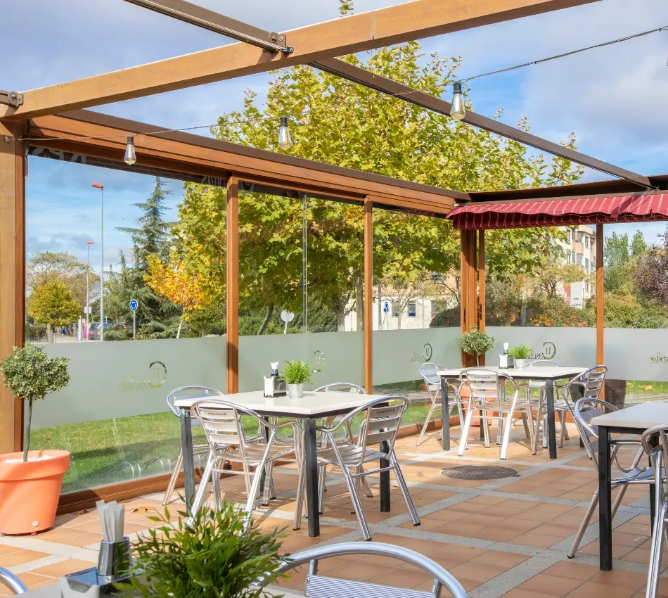 Cafeteria al aire libre, con mesas y sillas de aluminio con toldo desplegable