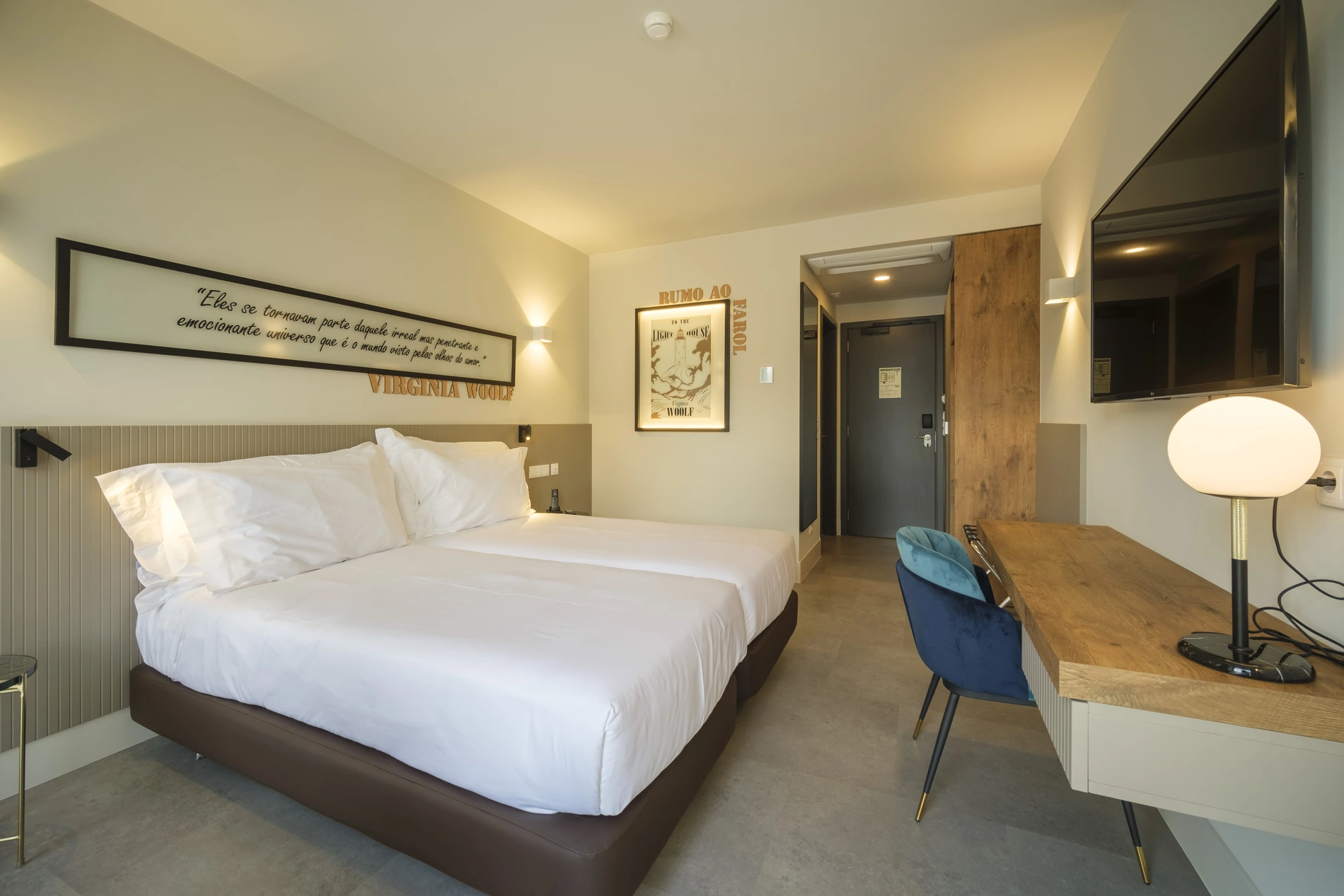 Quarto de hotel moderno com cama de casal e decora&ccedil;&atilde;o minimalista.