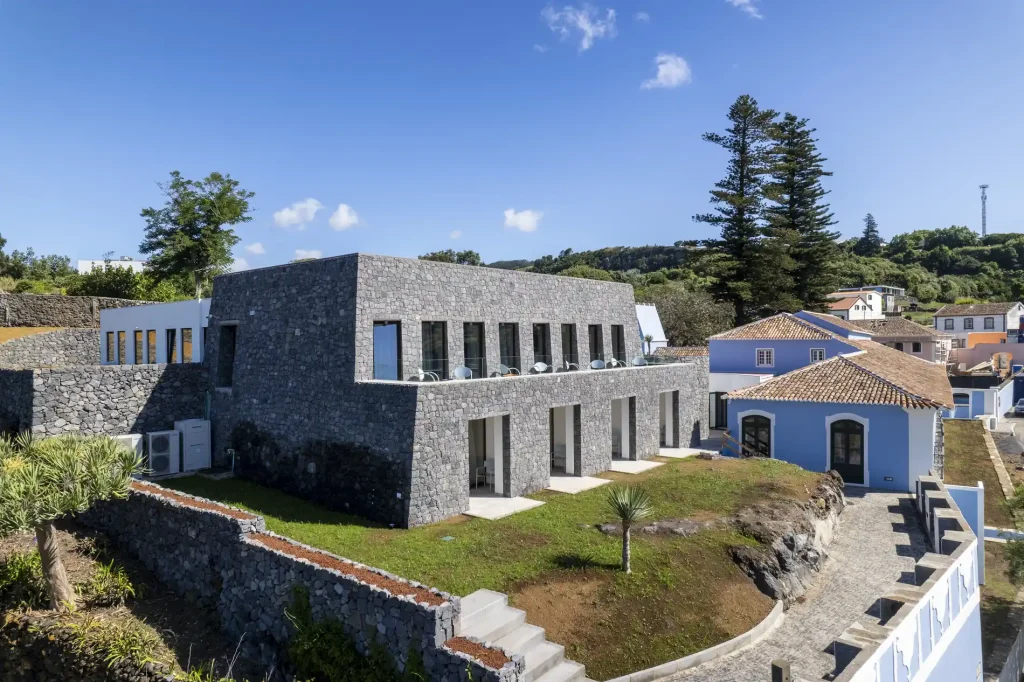 Casa moderna de pedra com janelas grandes em &aacute;rea rural.