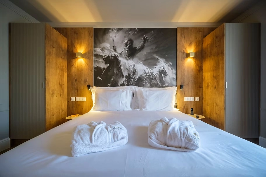 Quarto de hotel elegante com cama de casal e decora&ccedil;&atilde;o s&oacute;bria.