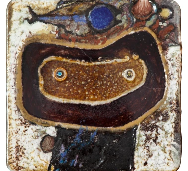 Arte abstrata em azulejo com formas e cores vibrantes.