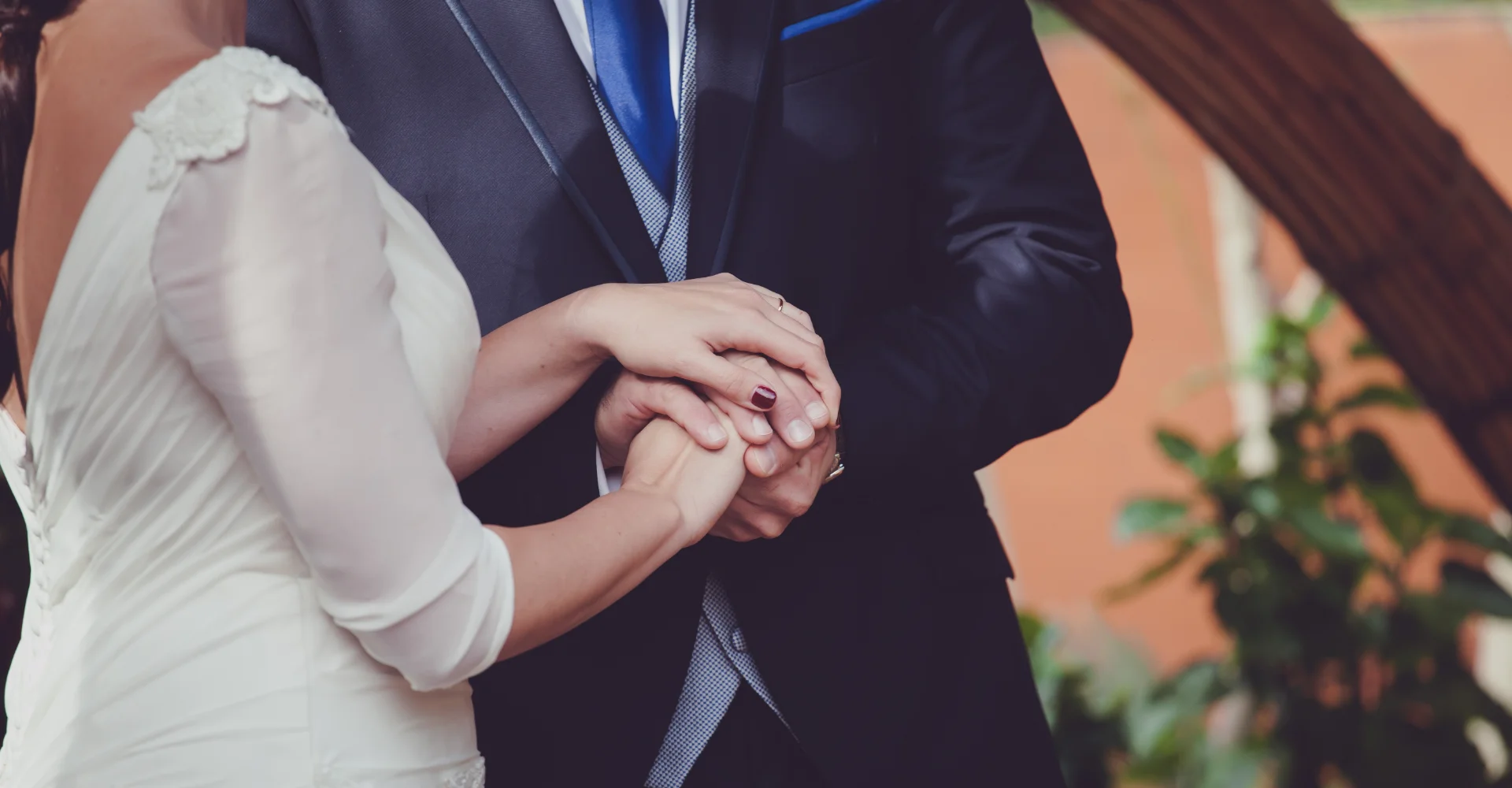 Pareja con manos entrelazadas, postura de apoyo y amor.