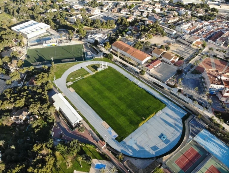 Vista a&eacute;rea de un estadio y &aacute;reas residenciales circundantes.