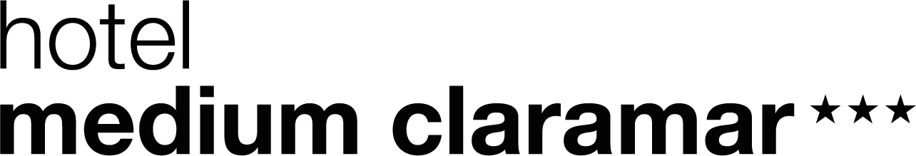 Logo del Hotel Medium Claramar con tres estrellas.