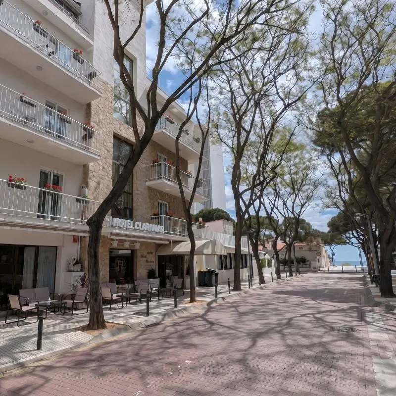 Fachada del hotel medium claramar en Platja d'Aro, Costa Brava