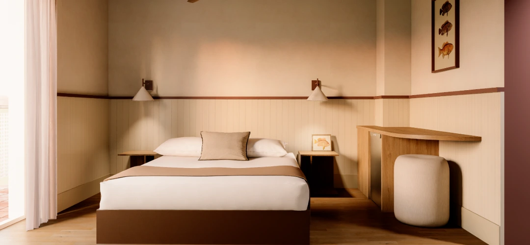 Habitaci&oacute;n minimalista con cama, l&aacute;mparas y decoraci&oacute;n en tonos neutros.