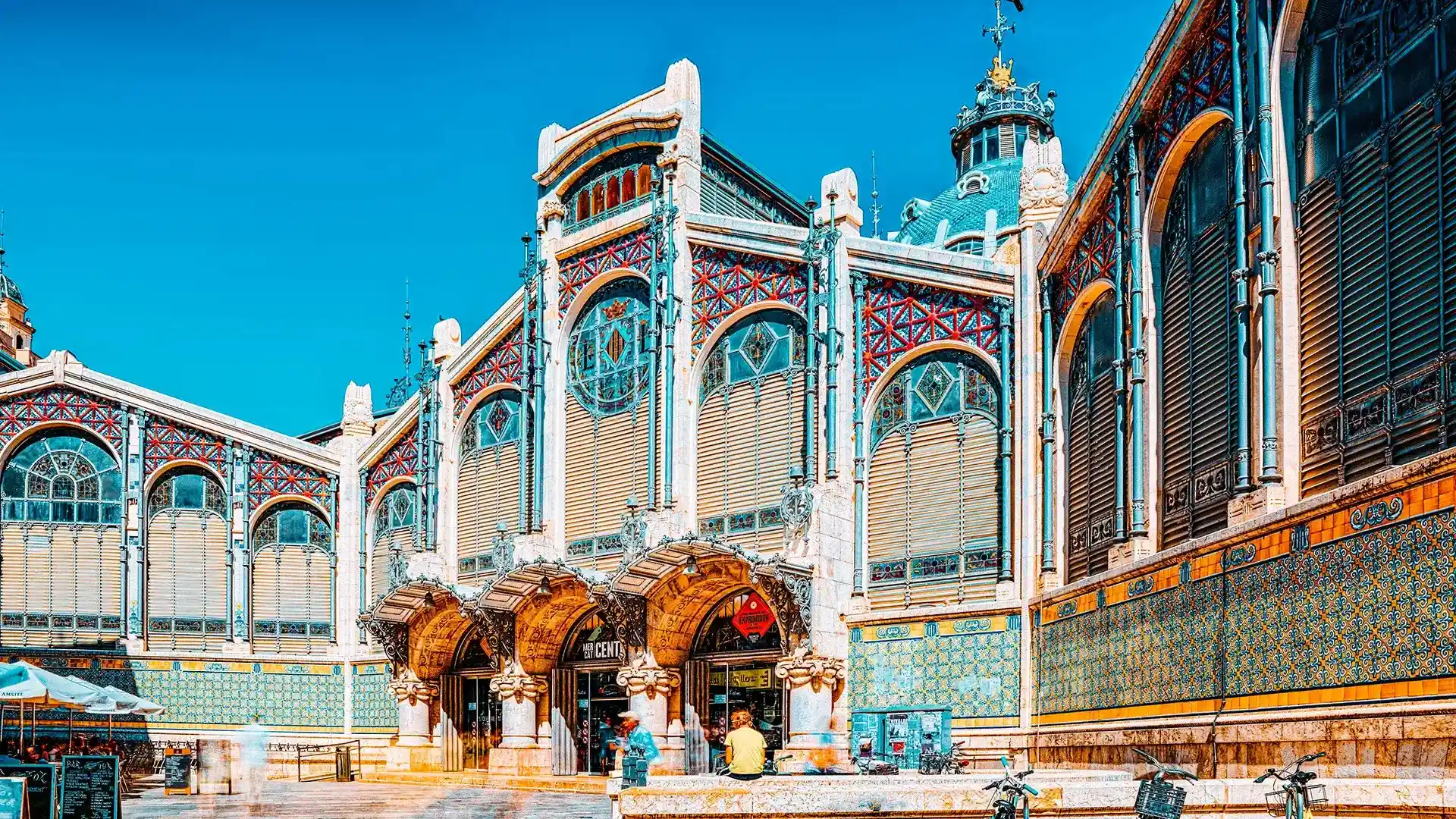 Fachada de un edificio hist&oacute;rico con vitrales y detalles arquitect&oacute;nicos coloridos.