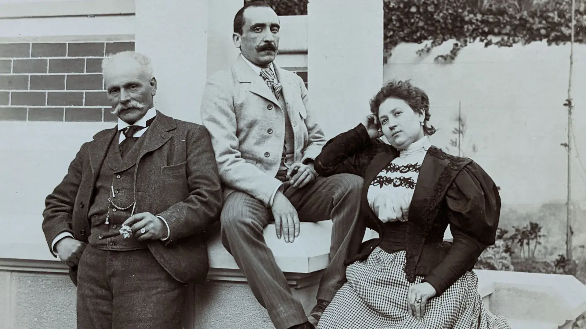 Tres personas posando en blanco y negro, con ropa de &eacute;poca.