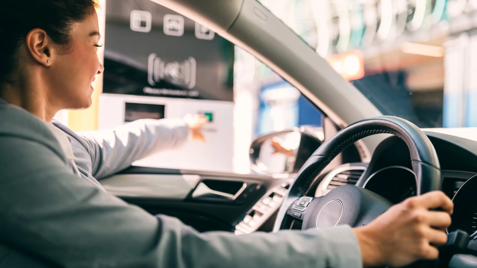 Persona conduciendo un auto en una oficina moderna, al volante