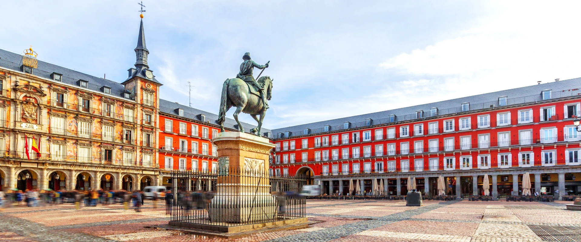 Plaza Mayor de Madrid con estatua ecuestre y edificios hist&oacute;ricos alrededor.