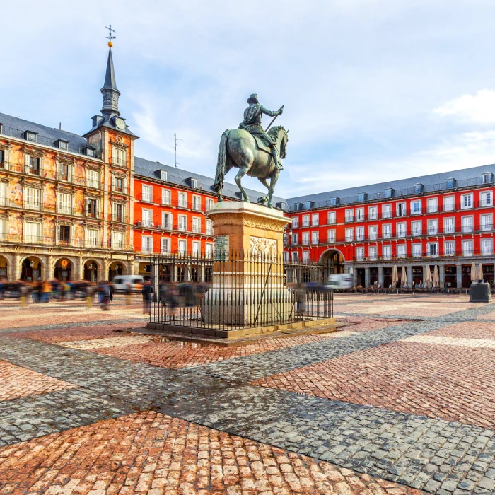 Plaza con estatua ecuestre y edificios hist&oacute;ricos en un d&iacute;a despejado.