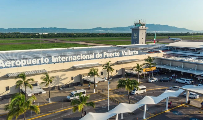 Aeropuerto Internacional de Puerto Vallarta con monta&ntilde;as al fondo.