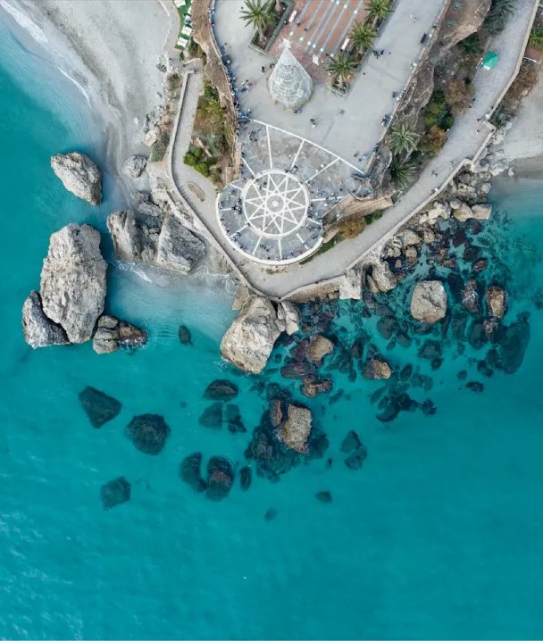 Vista a&eacute;rea de un mirador sobre el mar con rocas y agua turquesa.
