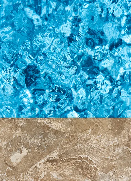 Agua azul junto a una superficie de m&aacute;rmol marr&oacute;n claro.
