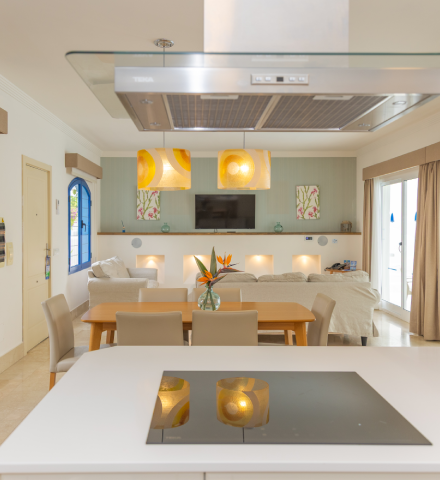Cocina moderna y sala de estar con decoraci&oacute;n luminosa y elegante.