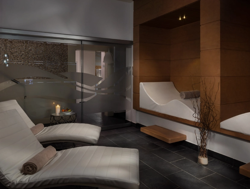 Sala de spa relajante con sillas reclinables y decoraci&oacute;n minimalista.