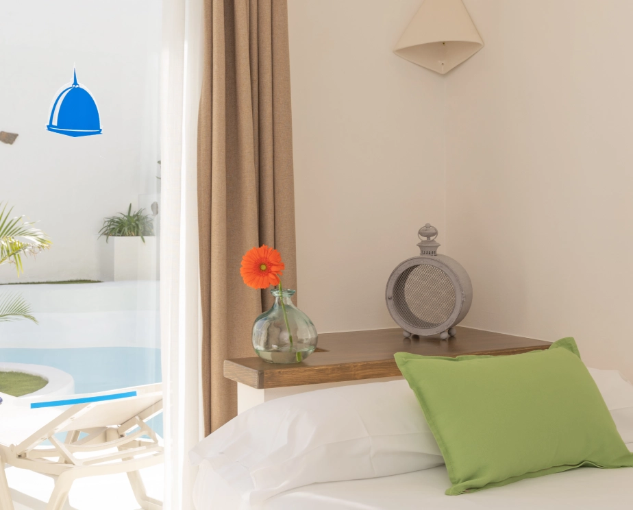 Habitaci&oacute;n con ventana, flor naranja en un jarr&oacute;n, piscina al fondo.