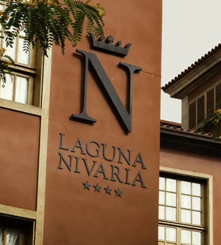 Edificio con logo "N" y texto "Laguna Nivaria" con cuatro estrellas.