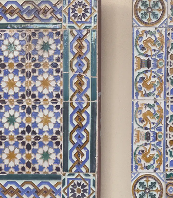 Azulejos decorativos con patrones geom&eacute;tricos y colores azul, marr&oacute;n y verde.