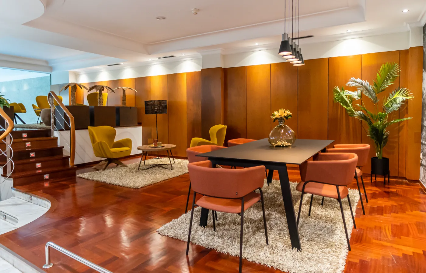 Sala moderna con muebles coloridos y decoración elegante en tonos cálidos.