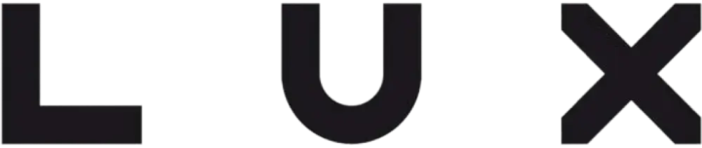 Texto negro "LUX" en fondo blanco.