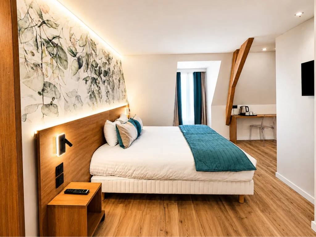 Chambre moderne avec lit, mur v&eacute;g&eacute;tal et coin bureau, lumi&egrave;re douce.