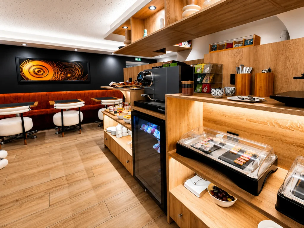 Buffet de restaurant moderne, banquette rouge et comptoir en bois avec vitrine