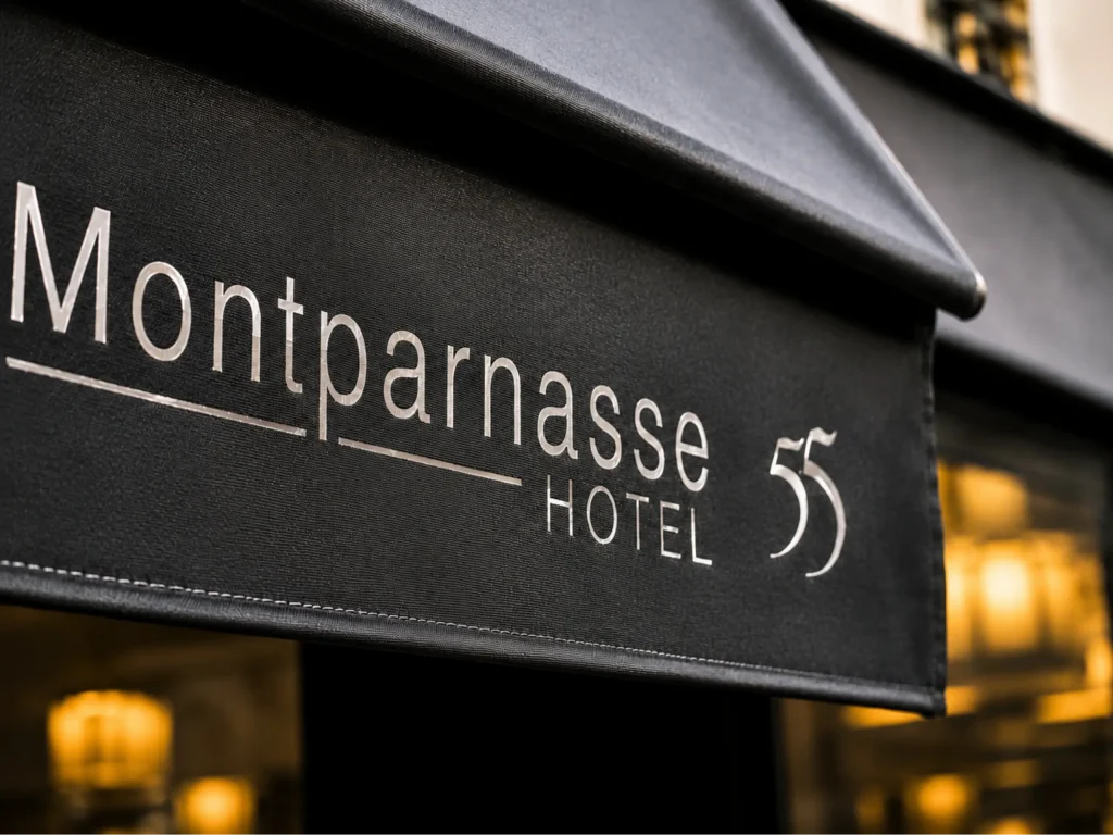 Montepanssarasae H&ocirc;tel (45) sur valise noire, gros plan.