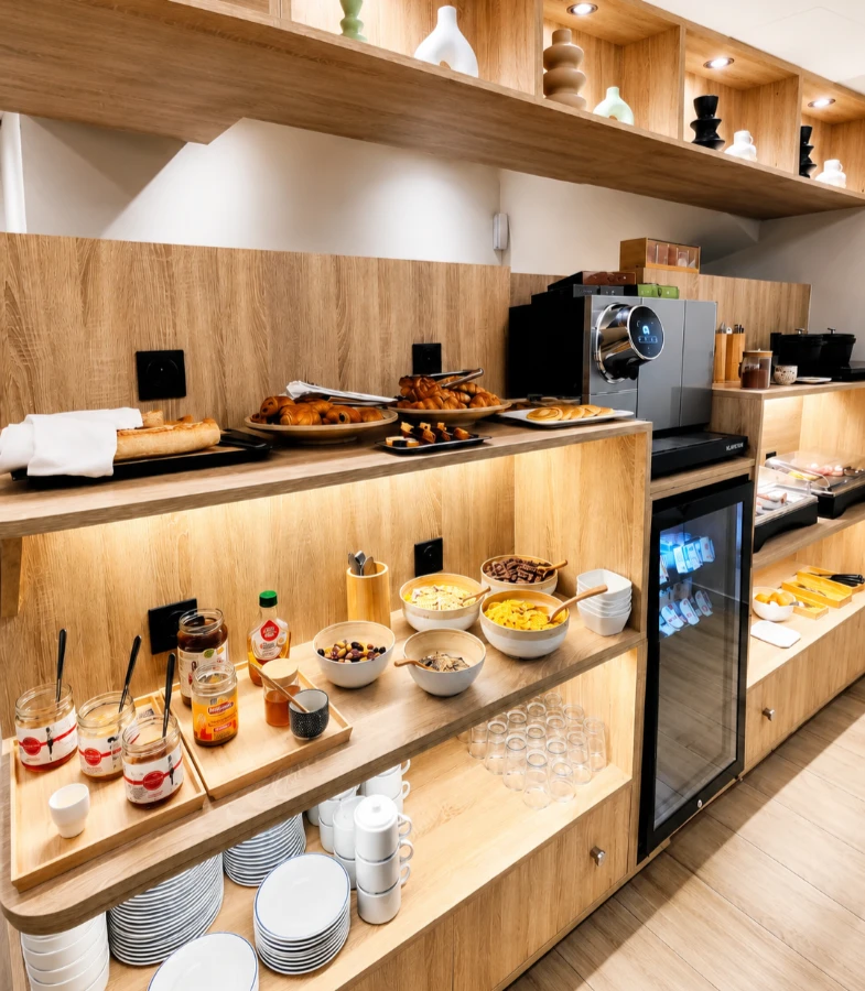 Buffet de petit-d&eacute;jeuner dans un restaurant, pains, c&eacute;r&eacute;ales et distributeur de boissons