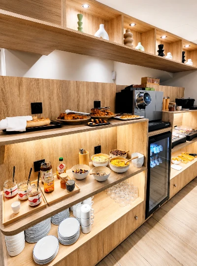 Buffet de restaurant avec plats chauds, desserts et ustensiles en bois