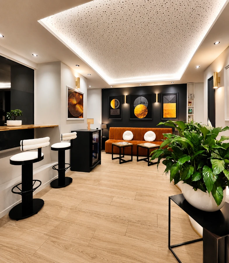 Salon moderne avec banquette en cuir, tableaux abstraits et plantes d&rsquo;int&eacute;rieur.