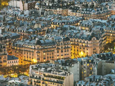 Vue a&eacute;rienne de toits d&rsquo;immeubles &agrave; Paris au cr&eacute;puscule, lumi&egrave;re dor&eacute;e