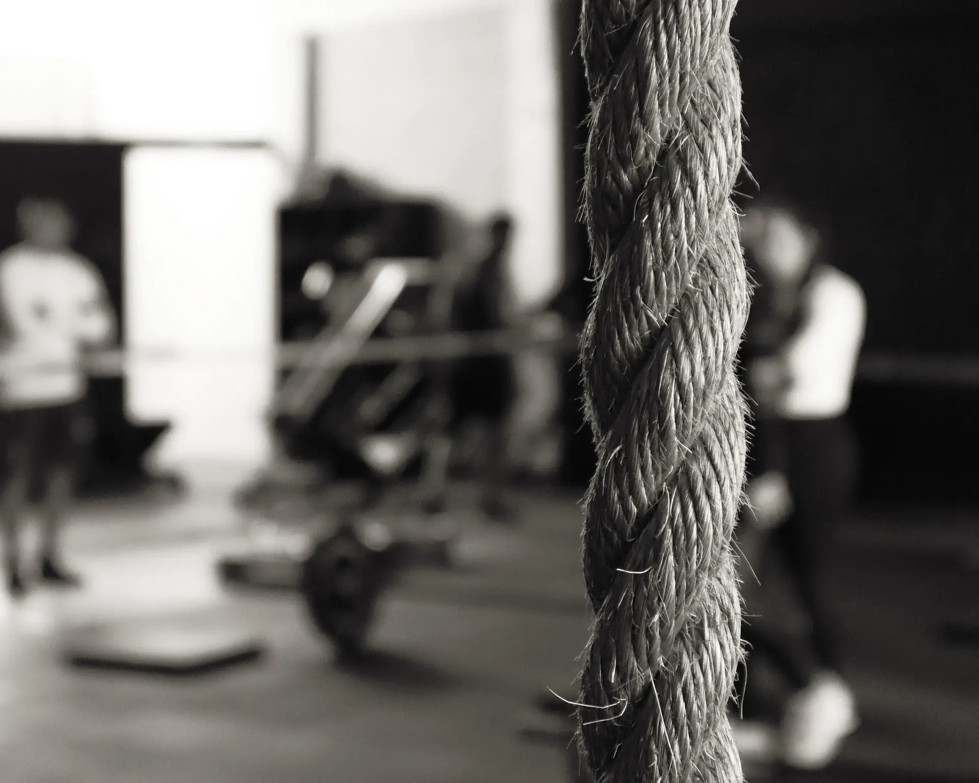 Corda em foco com gin&aacute;sio desfocado ao fundo.