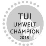 Logo &ldquo;TUI Umwelt Champion 2018&rdquo; en fondo oscuro y texto blanco.
