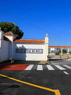 Entrada de la Base Naval de Rota con se&ntilde;al de tr&aacute;fico y cielo azul