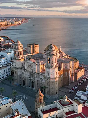 Catedral de Cartagena al atardecer junto al mar Caribe y el malec&oacute;n