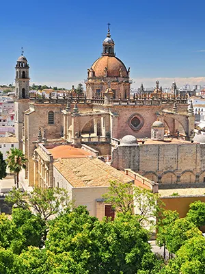 C&uacute;pula dorada y tejados de Sevilla vistos desde un mirador.
