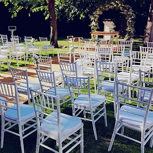 Sillas decoradas en jard&iacute;n con mesas para una ceremonia al aire libre.