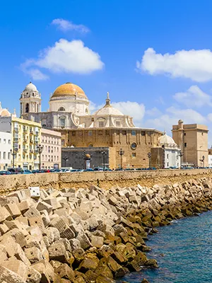 Catedral de San Giorgio Maggiore en G&eacute;nova frente al mar y el muelle