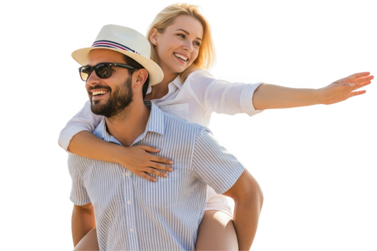 Pareja joven feliz: mujer sonriente abraza y gu&iacute;a al hombre con sombrero y gafas