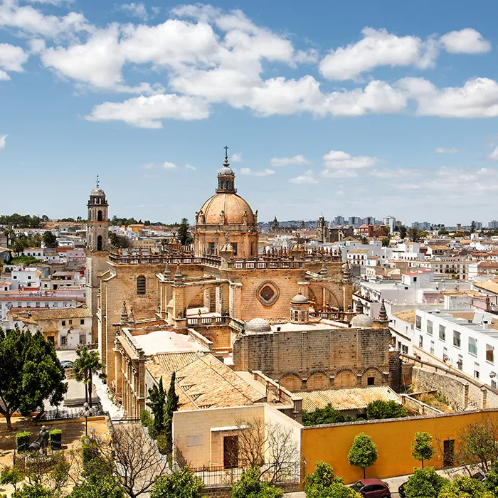 Vista panor&aacute;mica de una iglesia colonial con c&uacute;pula y torres sobre la ciudad