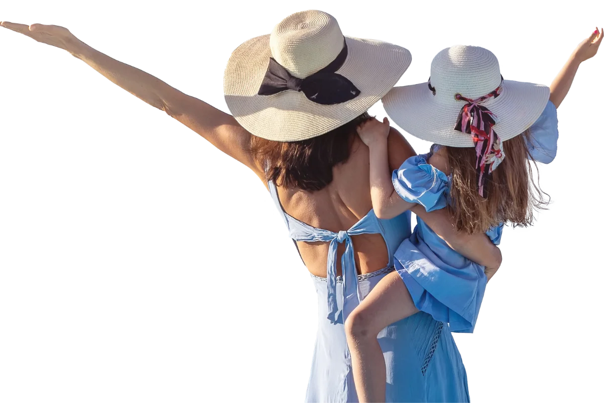 Dos mujeres con sombreros de paja y vestido azul, brazos abiertos.