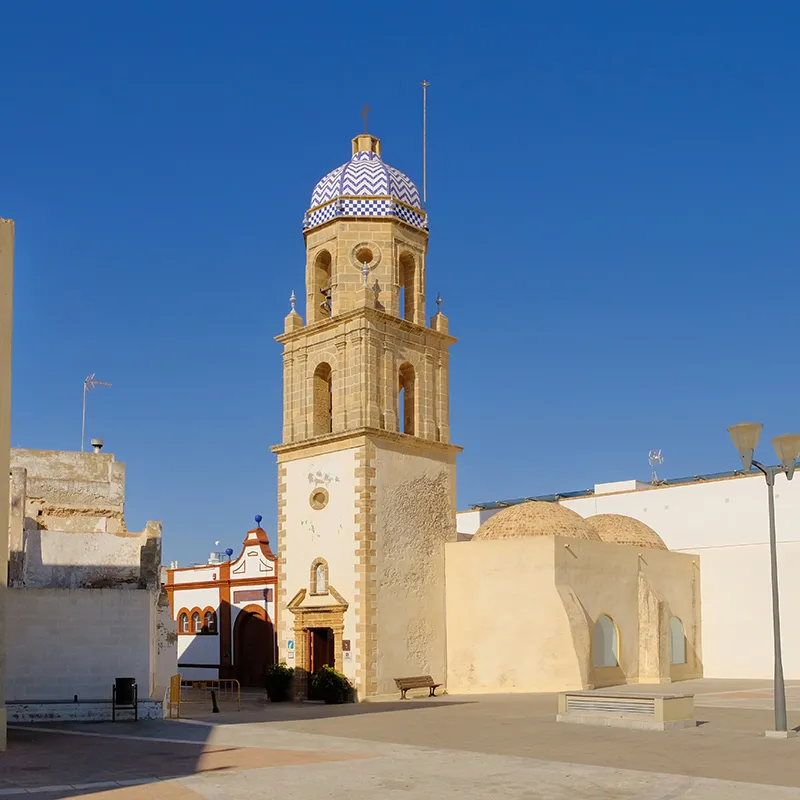 Torre de iglesia con c&uacute;pula azul y blanca bajo cielo despejado