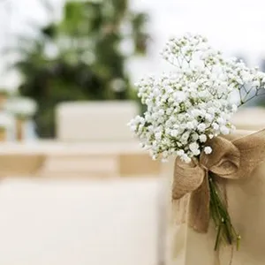 Ramo de flores blancas con cintas sobre un fondo desenfocado