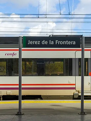 Estaci&oacute;n con tren RENFE y letrero &ldquo;Jerez de la Frontera&rdquo;