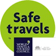 S&iacute;mbolo verde de "Safe Travels" del Consejo Mundial de Viajes y Turismo.